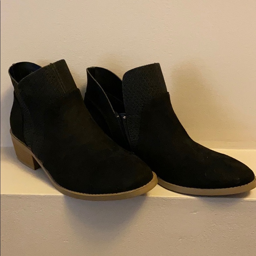 Black Ankle Boots with crocodile print (nbw)